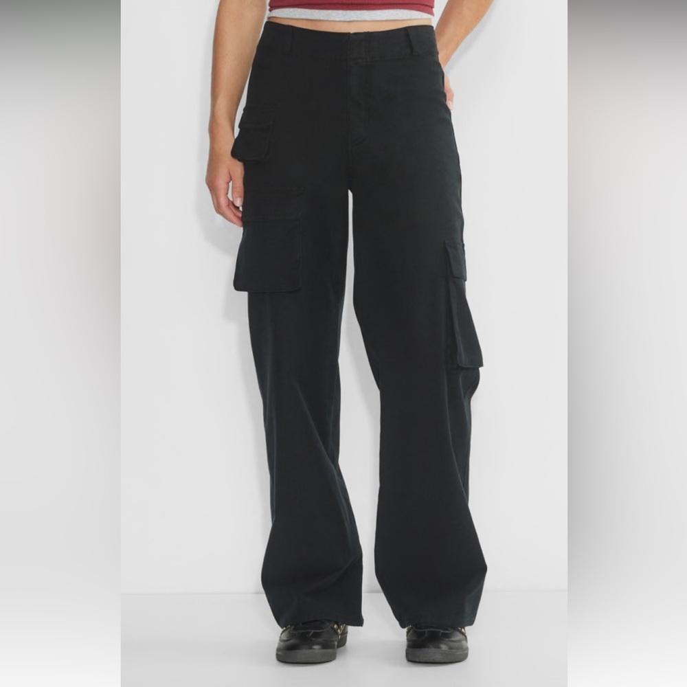 Aritzia Black Cargo Pants size 2